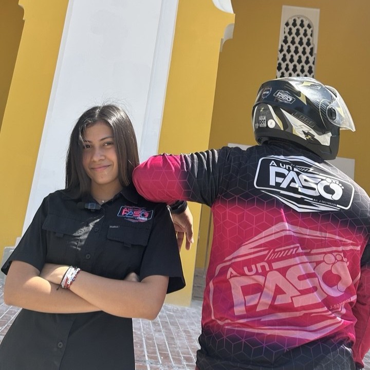 Equipo oficial de Riders A Un Paso Delivery en uniforme