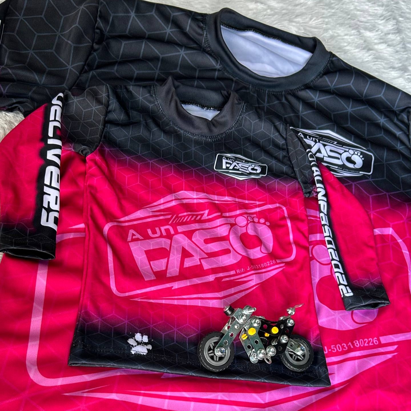 Uniformes y dotación oficial de A Un Paso Delivery