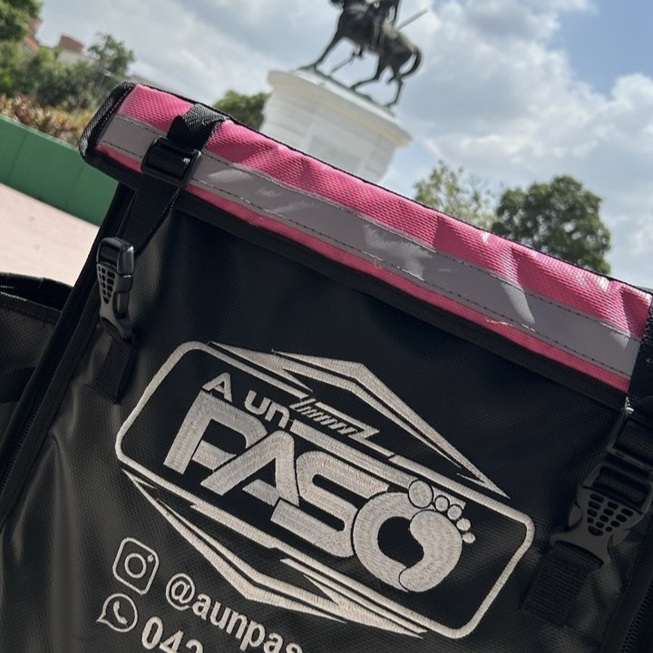 Bolso térmico oficial bordado de A Un Paso Delivery en Maracay